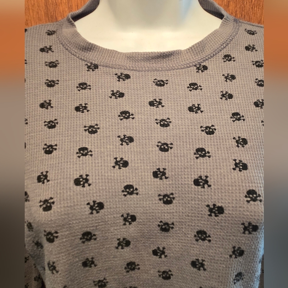 ALLOY Gray Long Sleeve thermsl Skull Top JR SzM - Picture 3 of 6